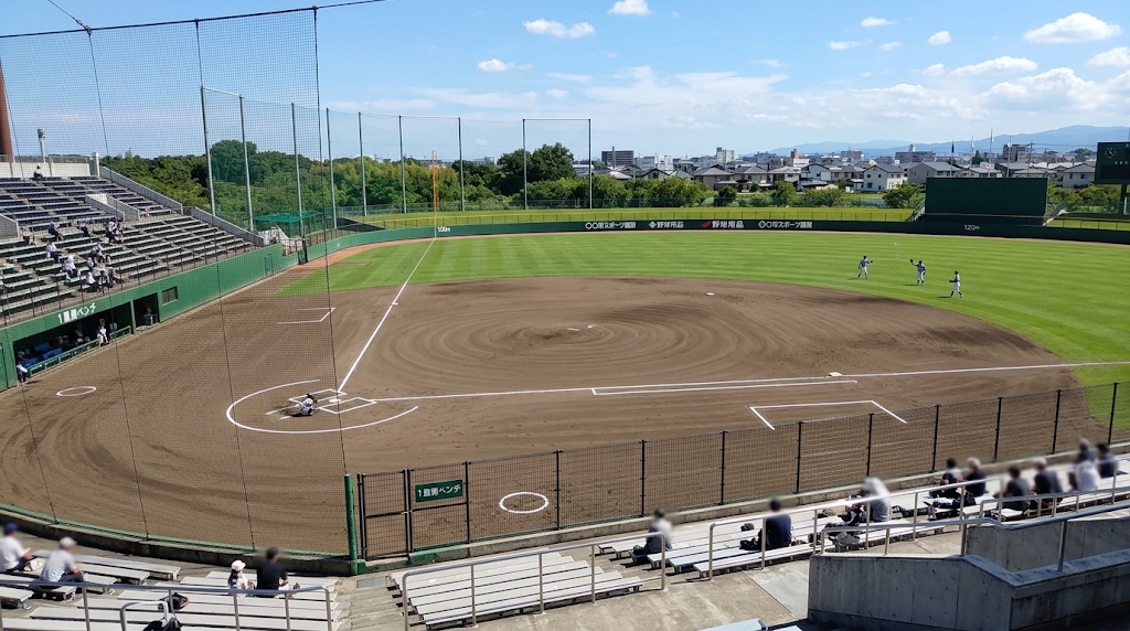 晴れた日の野球場。スタンドから見下ろした内野と外野のグラウンド